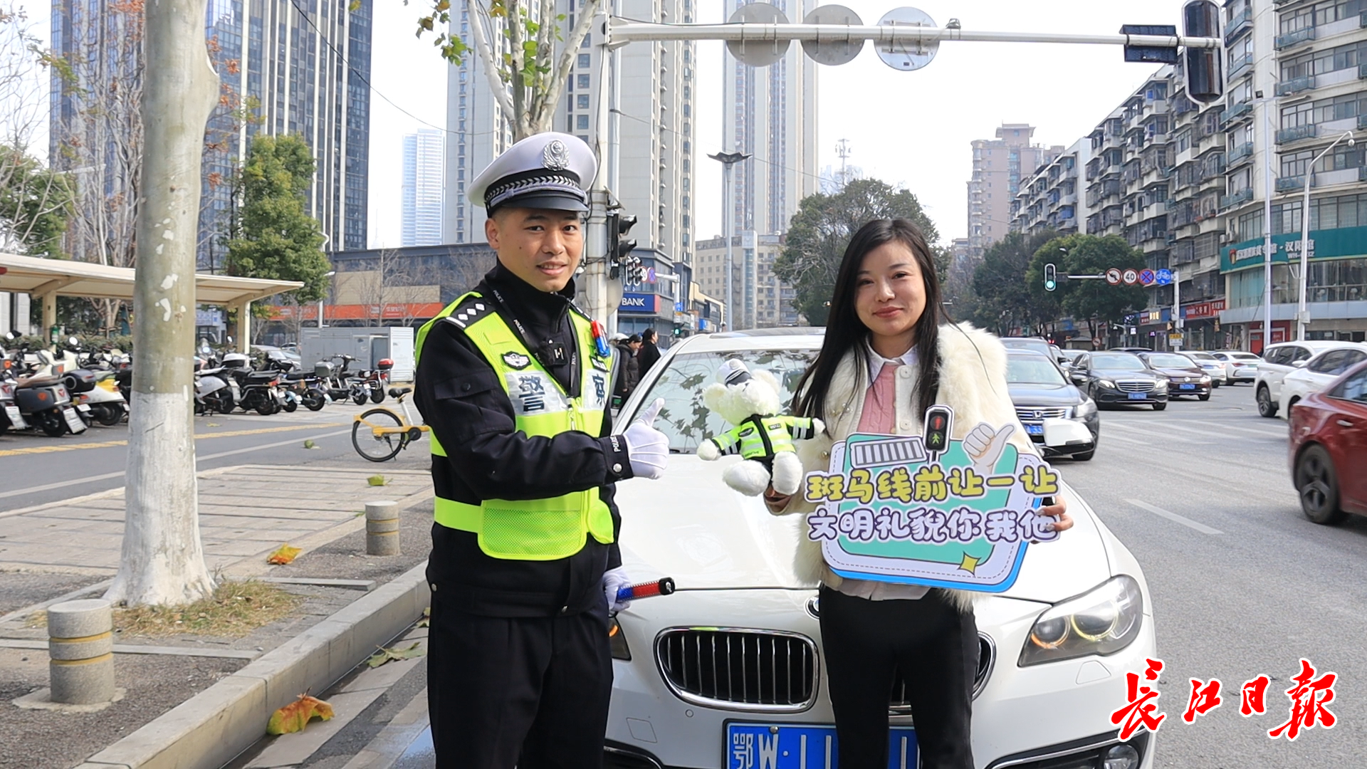 “礼让时,行人的微笑回应比什么都温暖”,他们被交警表扬了