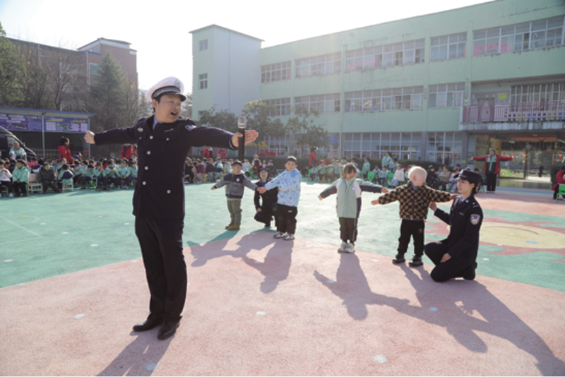 警徽映童心 安全伴成长 崇阳民警进校园为幼儿送上安全启蒙课