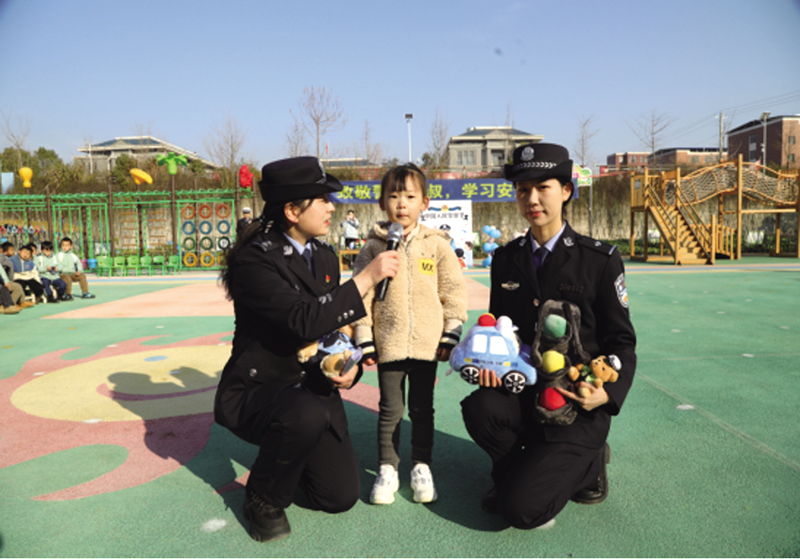 警徽映童心 安全伴成长 崇阳民警进校园为幼儿送上安全启蒙课