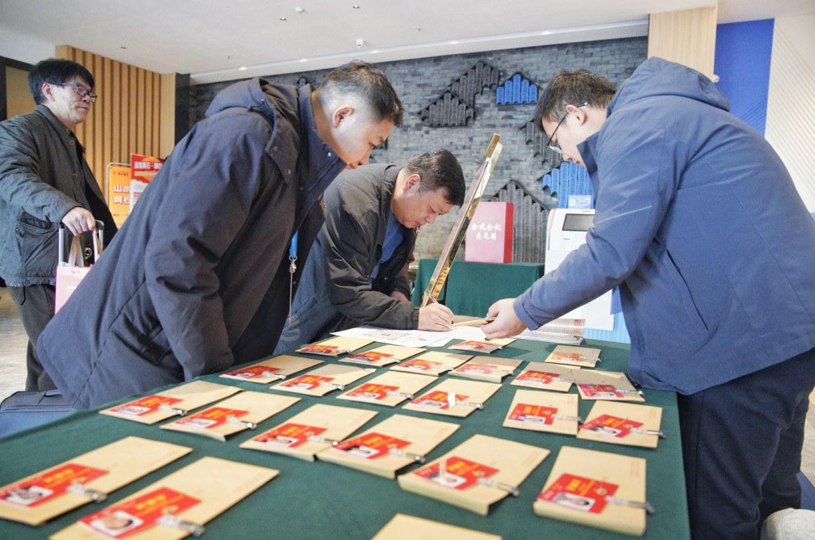 怀揣民声赴盛会　共献良策谋发展 ——政协黄石市第十四届委员会第五次会议委员报到侧记