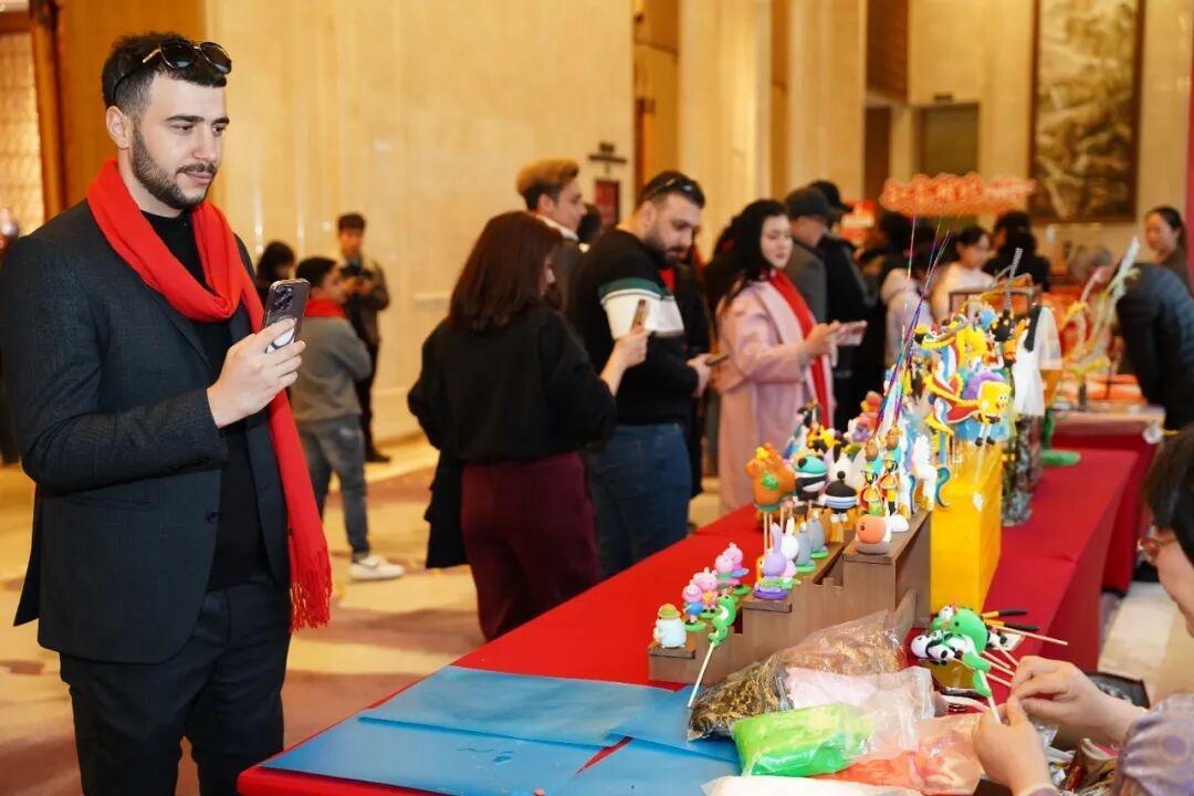 更多外国朋友来汉品“年味”，赏梅观灯会坐空轨成“春节三件套”