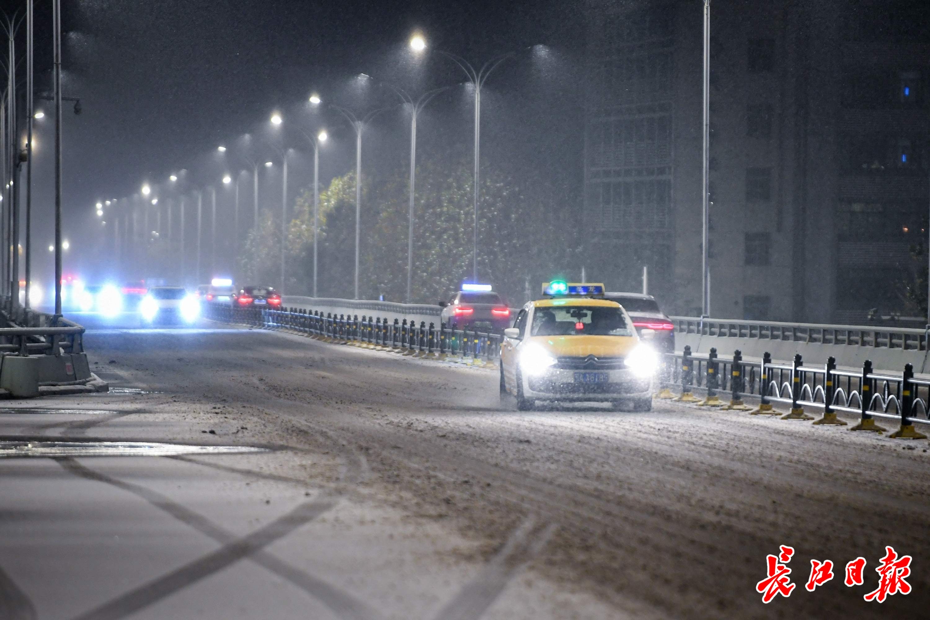 2026年初雪夜降，多部门连夜清雪保畅通