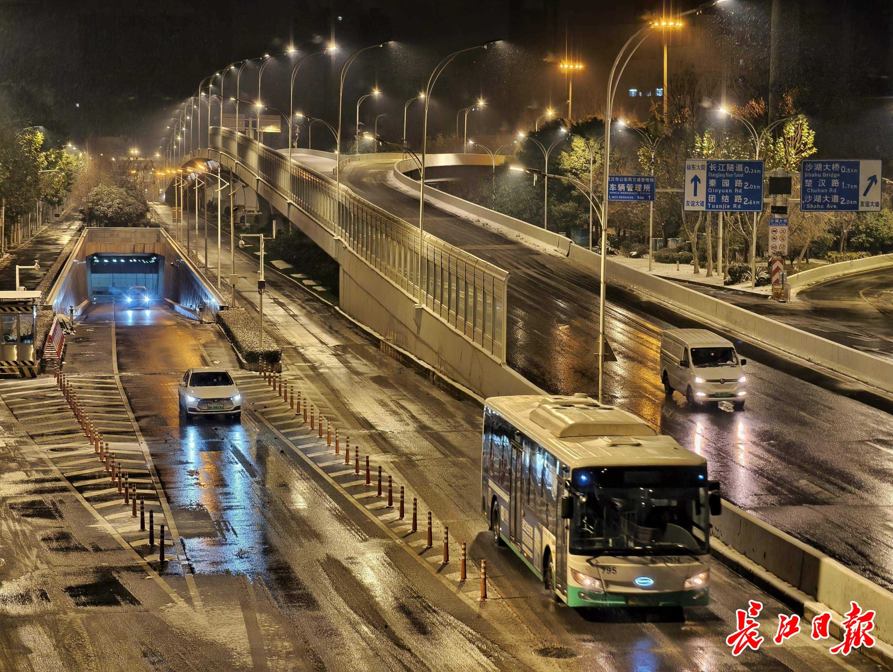 雪中的武汉早晨