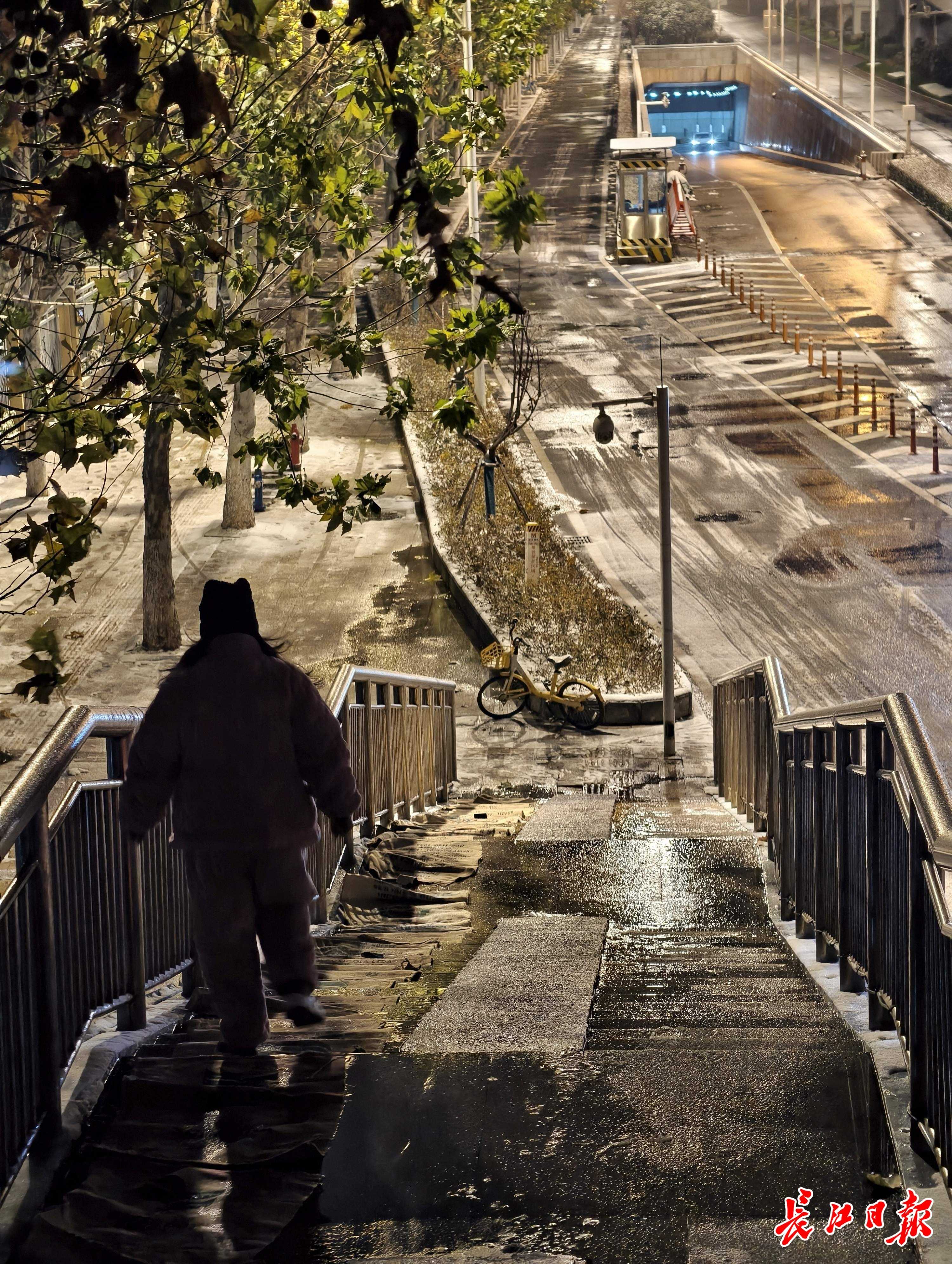 雪中的武汉早晨