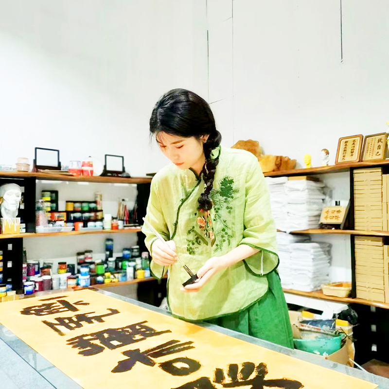 吴陈妮的“玻璃裂彩画”