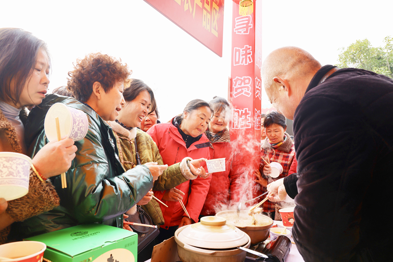 5000余名游客齐聚贺胜桥镇 体验“鸡汤＋音乐”的年味之约