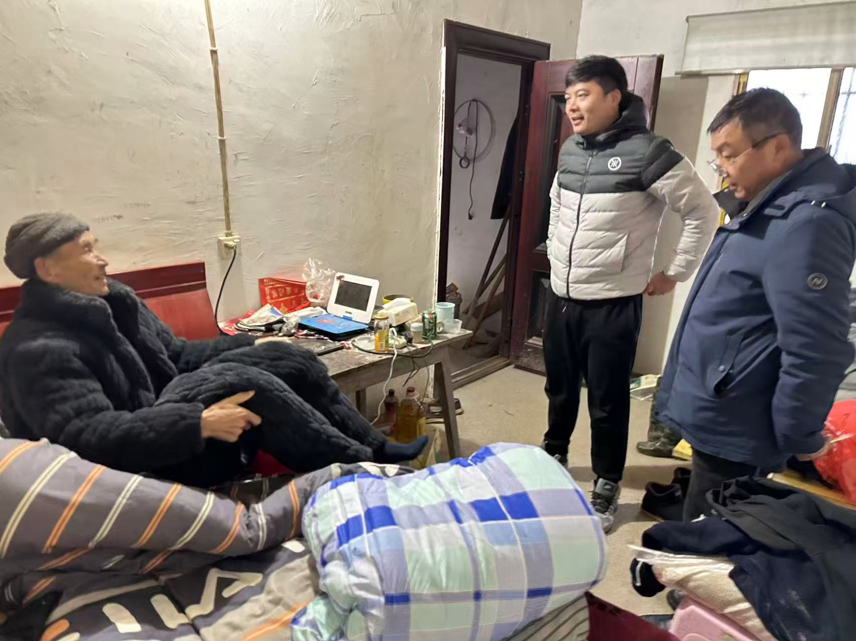 1.jpg 雪中送暖践初心——嘉鱼渡普镇冒雪走访慰问独居五保老人