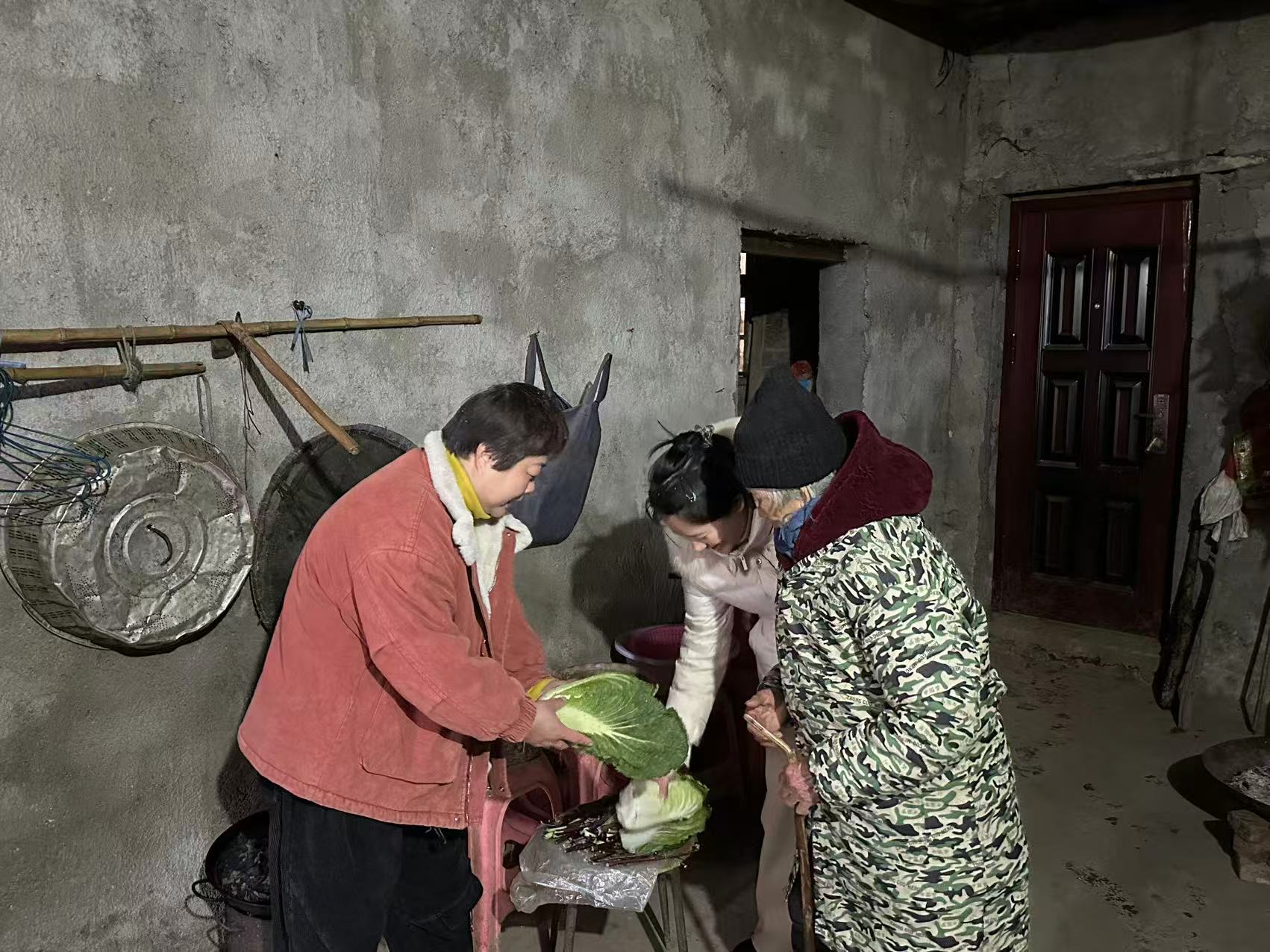 3.jpg 雪中送暖践初心——嘉鱼渡普镇冒雪走访慰问独居五保老人