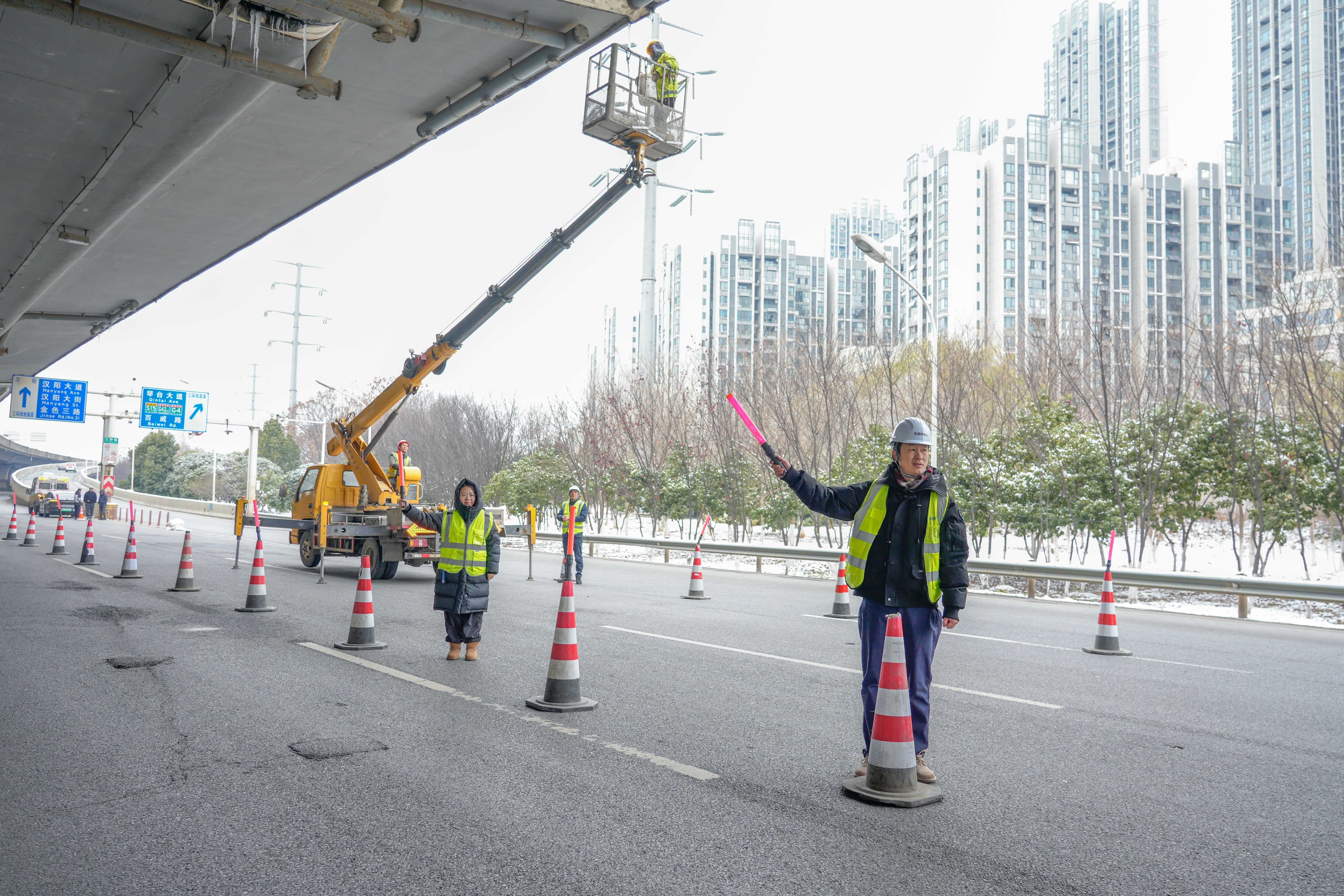 雪后天寒，武汉集中为桥梁隧道清除冰凌