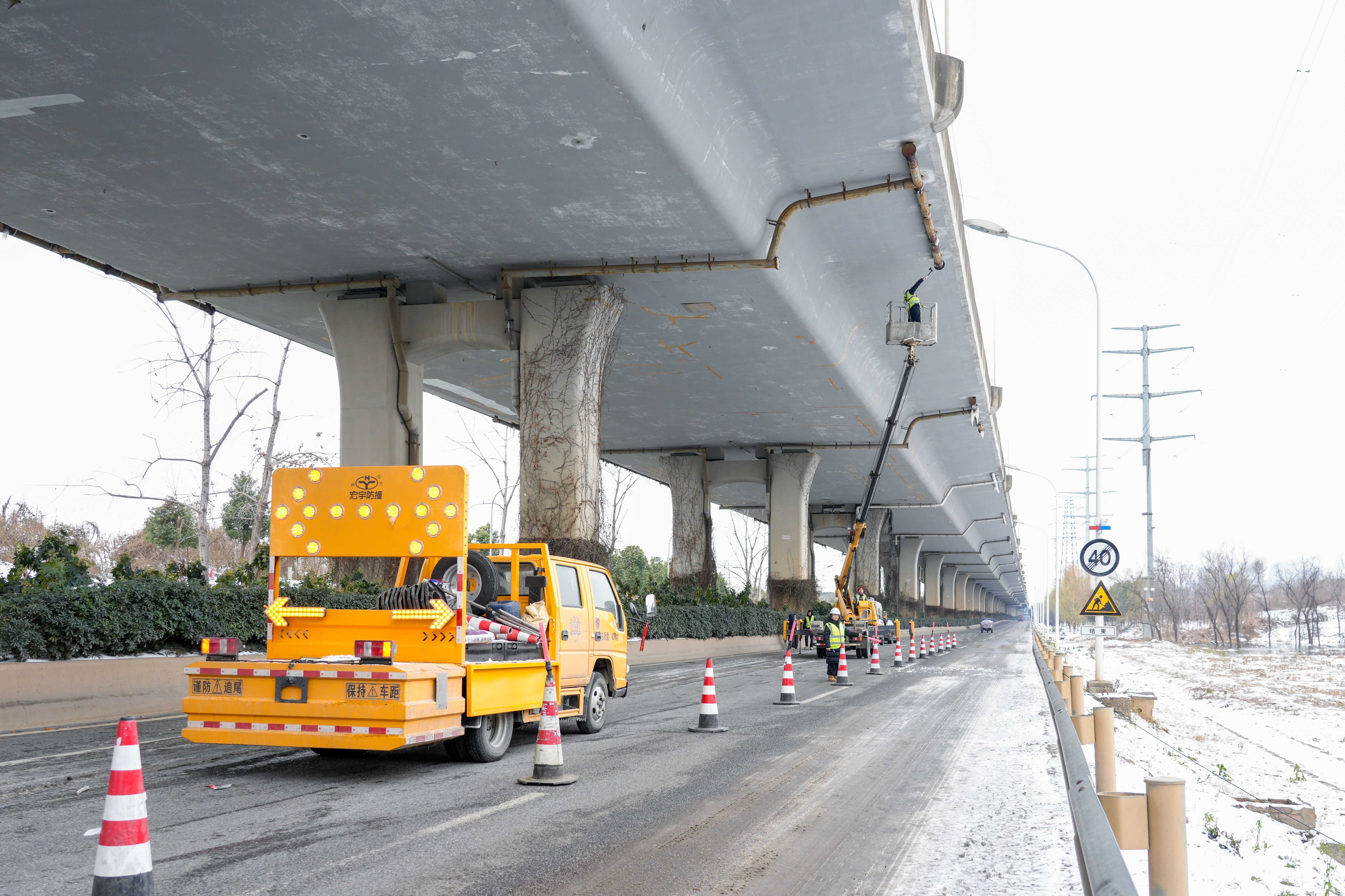 雪后天寒，武汉集中为桥梁隧道清除冰凌