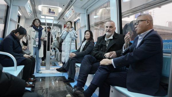 乘空轨瞰光谷，多国代表沉浸式感受武汉科创活力