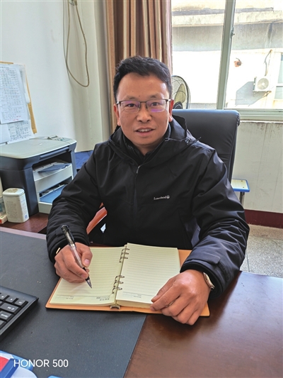 初心如炬映教坛 匠心育人守芬芳 —— 记咸安区永安初级中学副校长陈勇