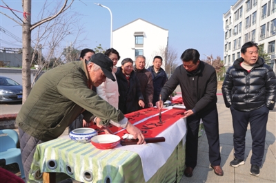 墨香伴笑语 文艺暖桑榆 —— 咸安区文联新春送福活动侧记