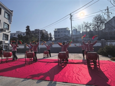 墨香伴笑语 文艺暖桑榆 —— 咸安区文联新春送福活动侧记