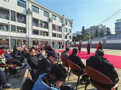 墨香伴笑语 文艺暖桑榆 —— 咸安区文联新春送福活动侧记