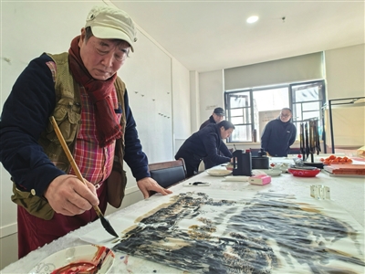 墨香伴笑语 文艺暖桑榆 —— 咸安区文联新春送福活动侧记