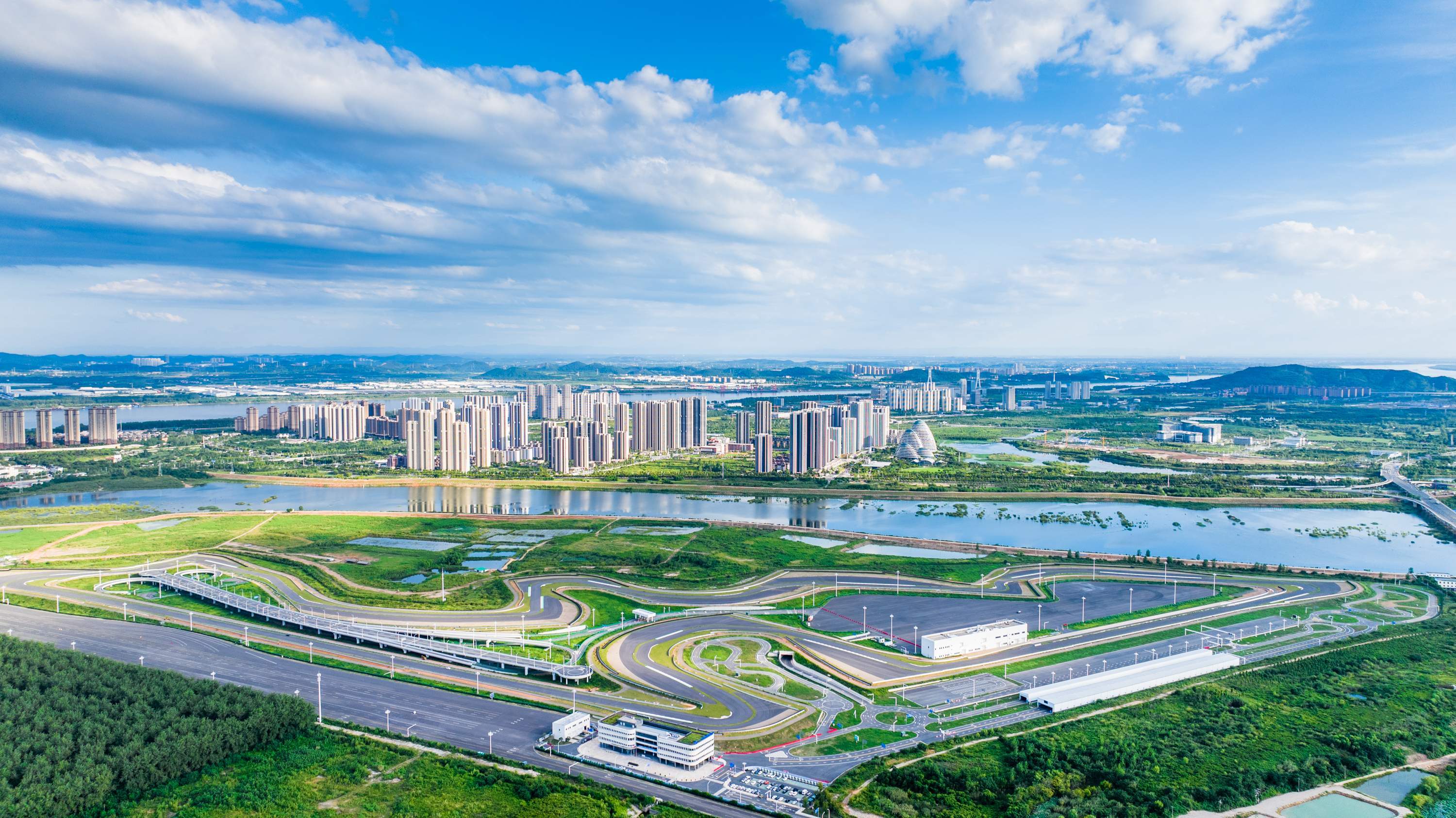 武汉竞逐“智驾第一城”产业高地