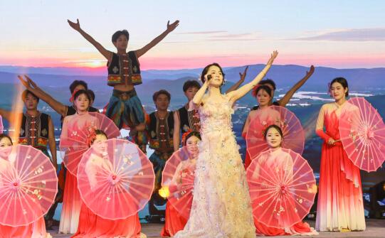 崇阳职校2025年秋第二课堂成果展暨2026年迎新颁奖晚会精彩纷呈