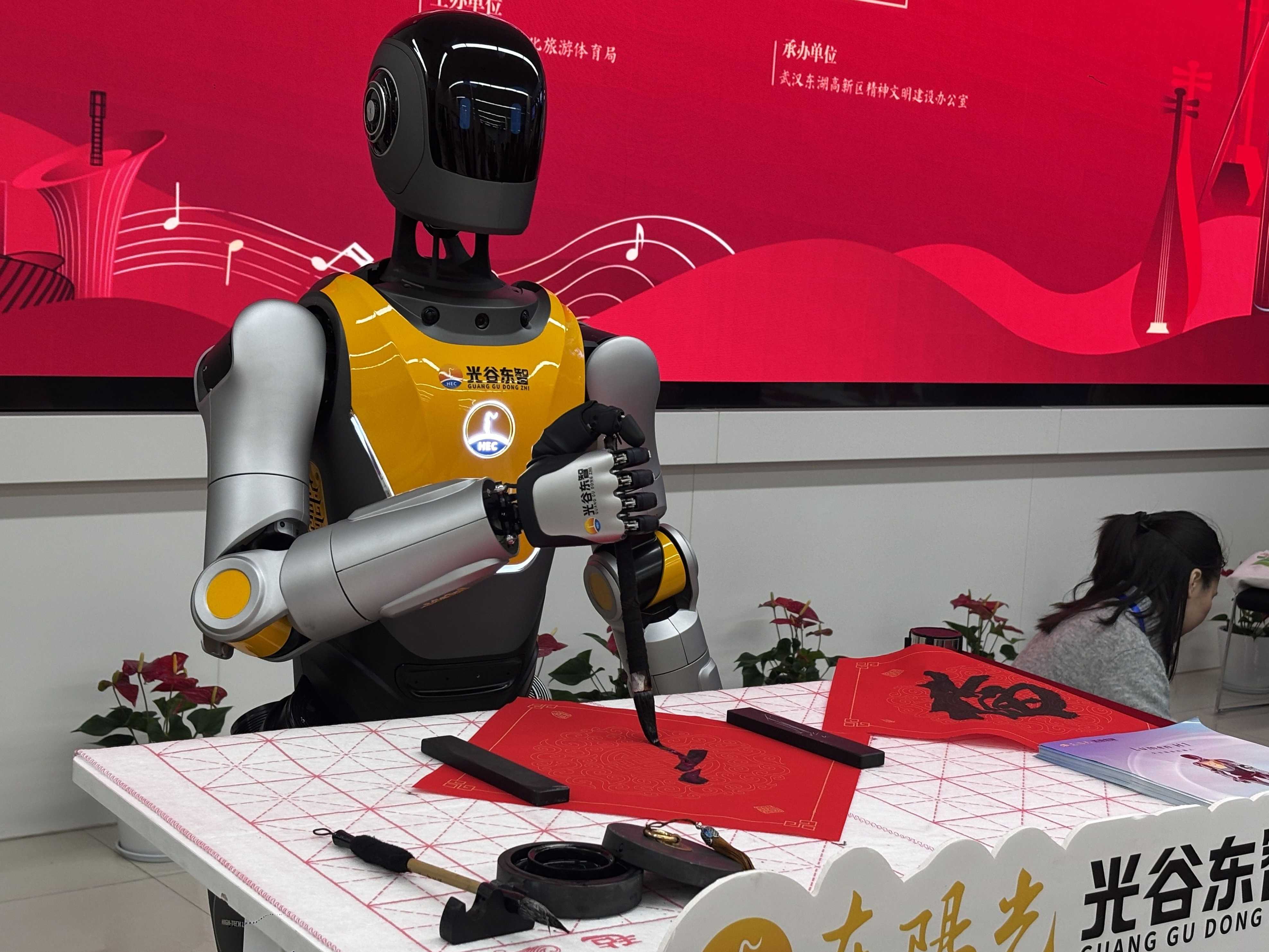 武汉企业造人形机器人走进政务大厅，现场写“福”字引众人围观，效果不逊于人工书写