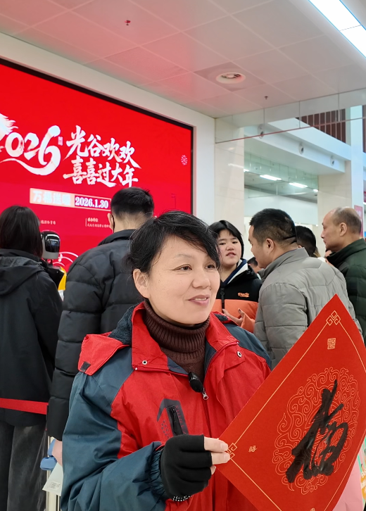 武汉企业造人形机器人走进政务大厅，现场写“福”字引众人围观，效果不逊于人工书写