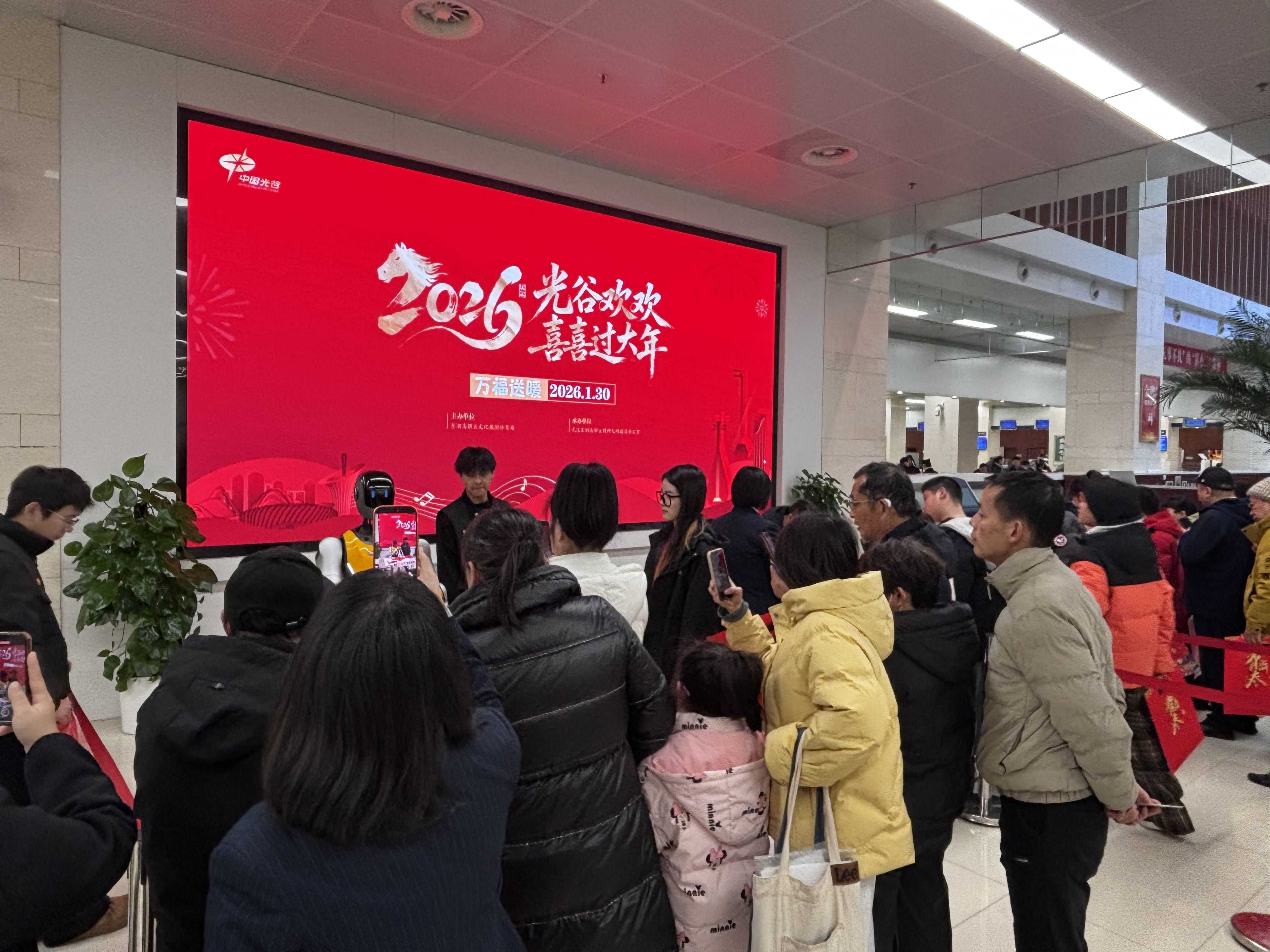 武汉企业造人形机器人走进政务大厅，现场写“福”字引众人围观，效果不逊于人工书写