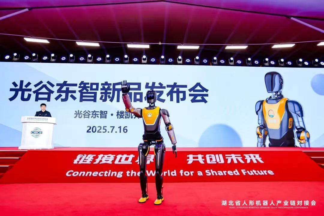 武汉企业造人形机器人走进政务大厅，现场写“福”字引众人围观，效果不逊于人工书写