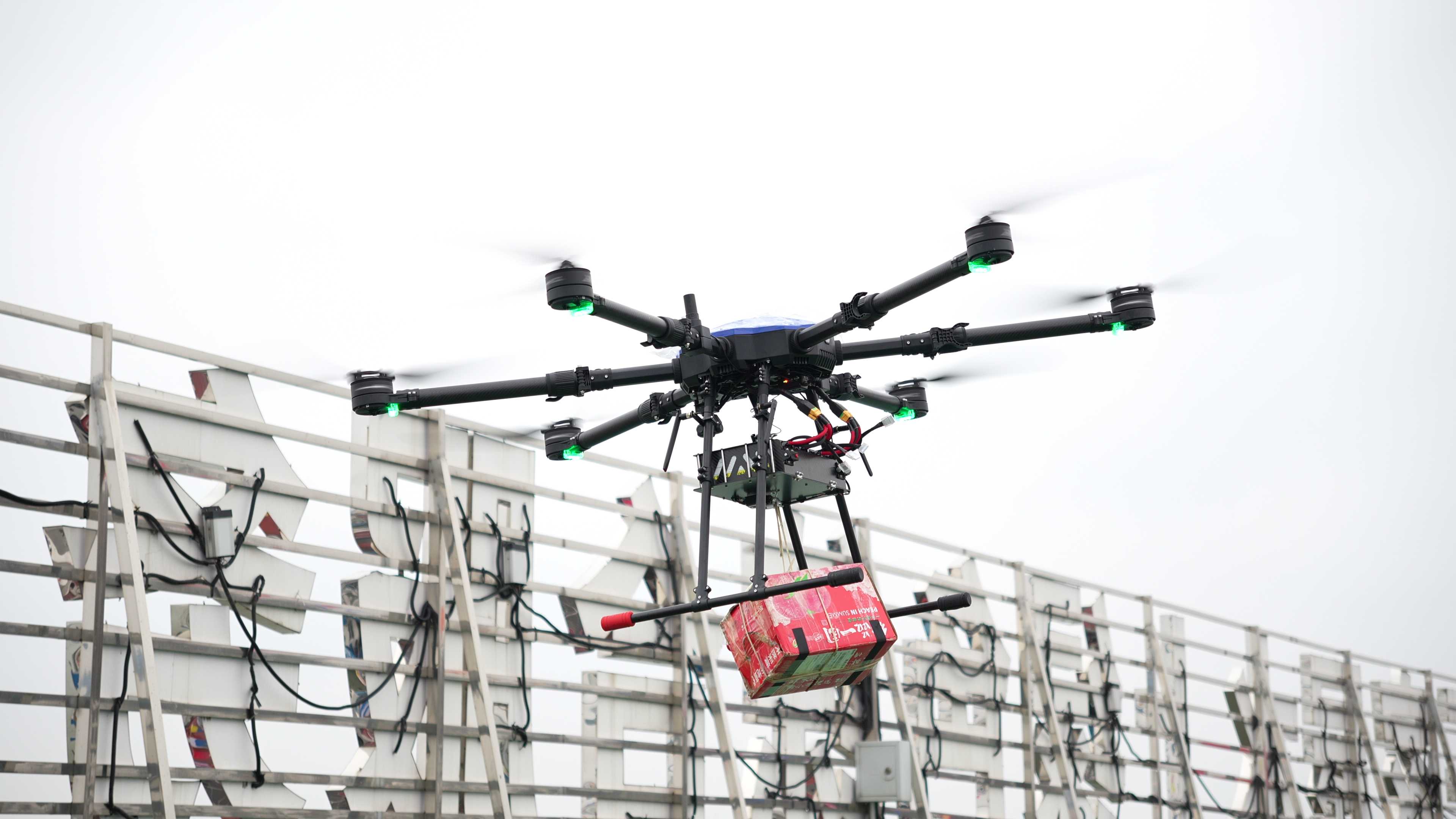 长江武汉段“水上服务区”投用 网购奶茶面包一刻钟“空运”上船