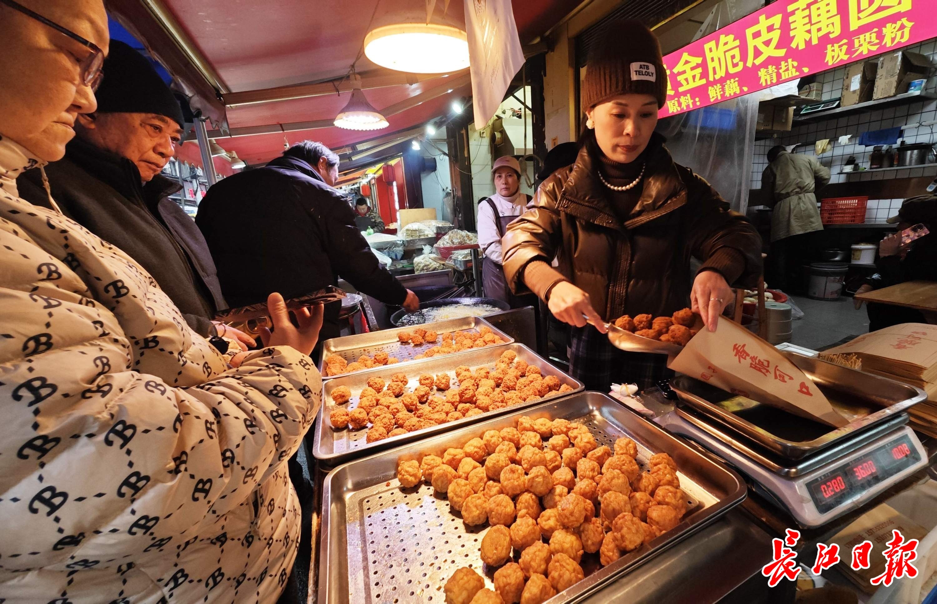 1-2.jpeg 红红火火迎新年,农贸市场有年味