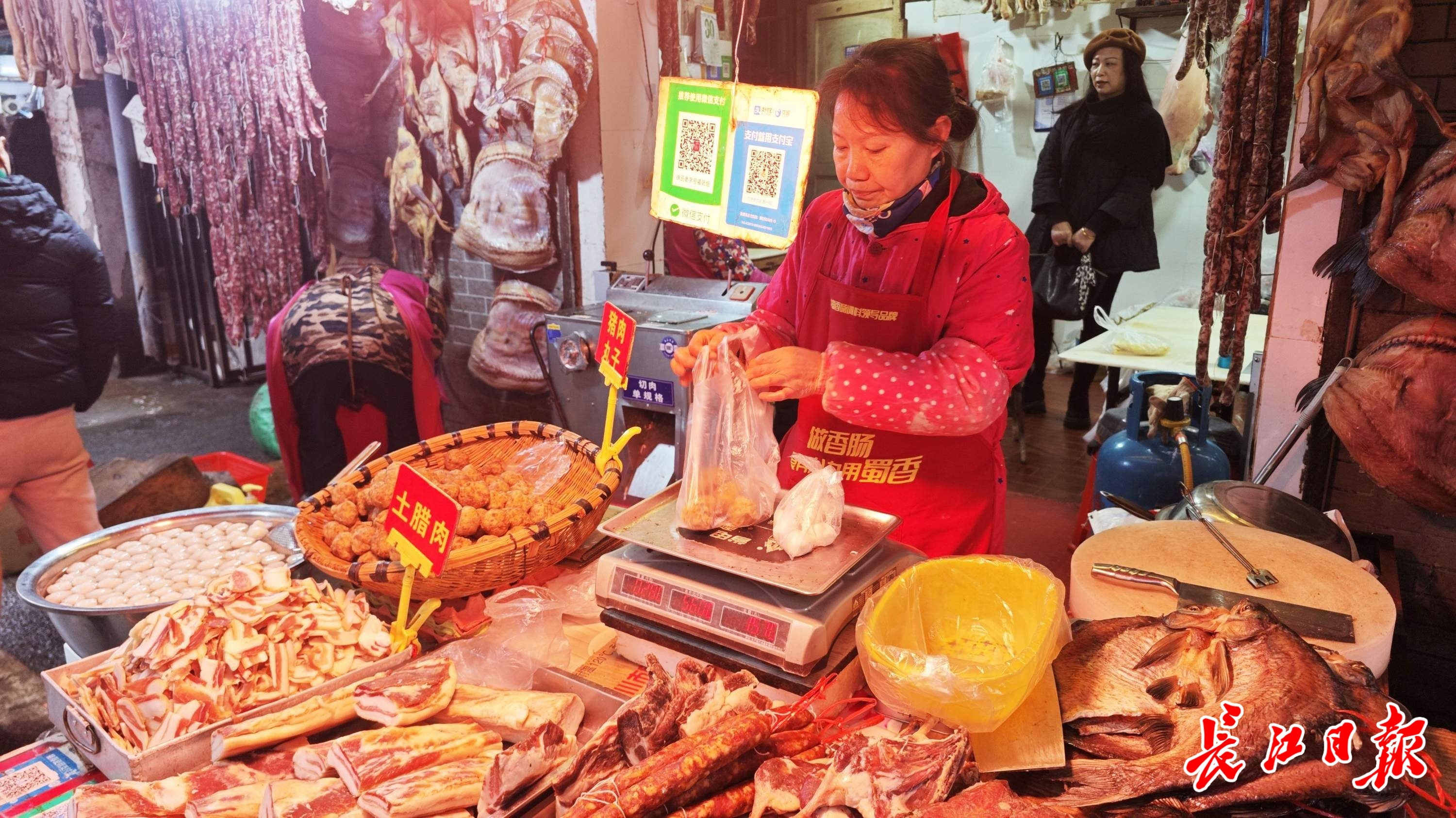 1-3.jpeg 红红火火迎新年,农贸市场有年味