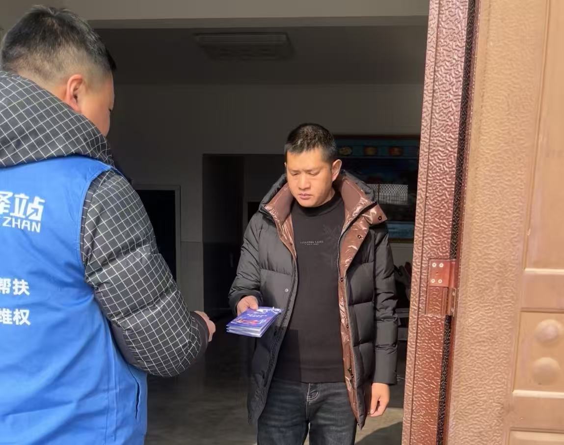 春节返乡季 政策暖归途 周矶管理区入户宣讲送“致富指南”