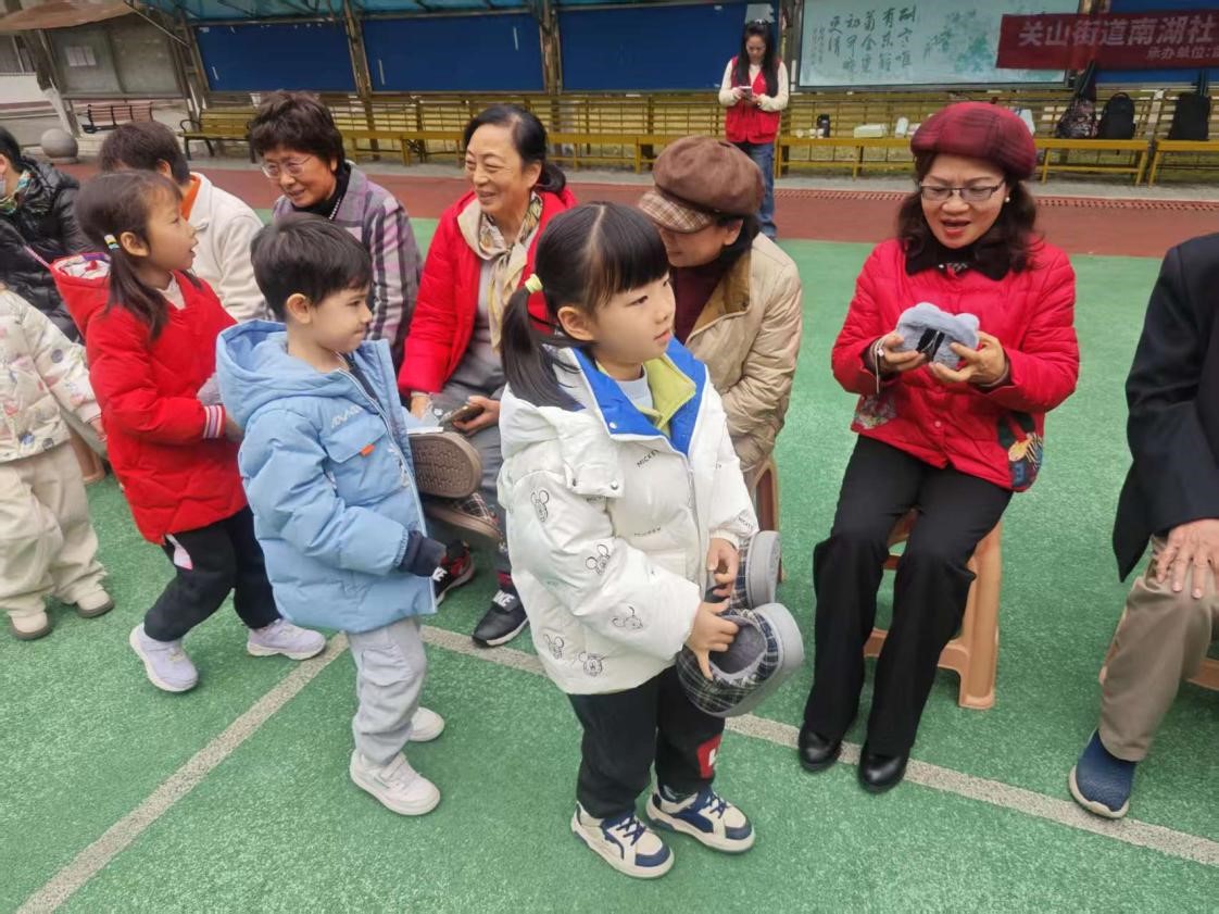 南湖社区联合辖区幼儿园开展爱心公益敬老活动