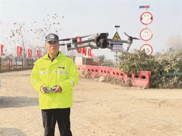 “空中执法助手”精准监管 守护群众出行平安路