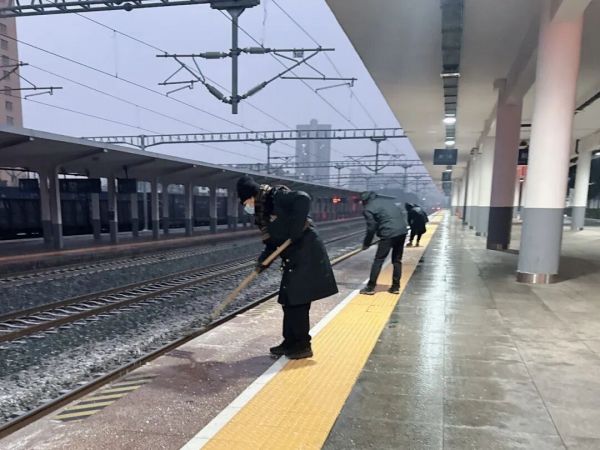 雪战到底！荆门火车站全员坚守，为旅客筑牢冬日出行安全线