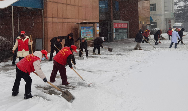 江汉义工组建“志愿清雪队”守护就医路