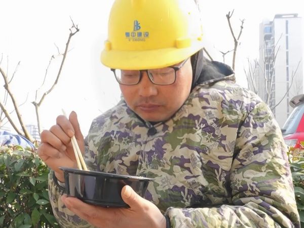 8 元管饱！荆门这对夫妻的“工地饭摊”太暖心