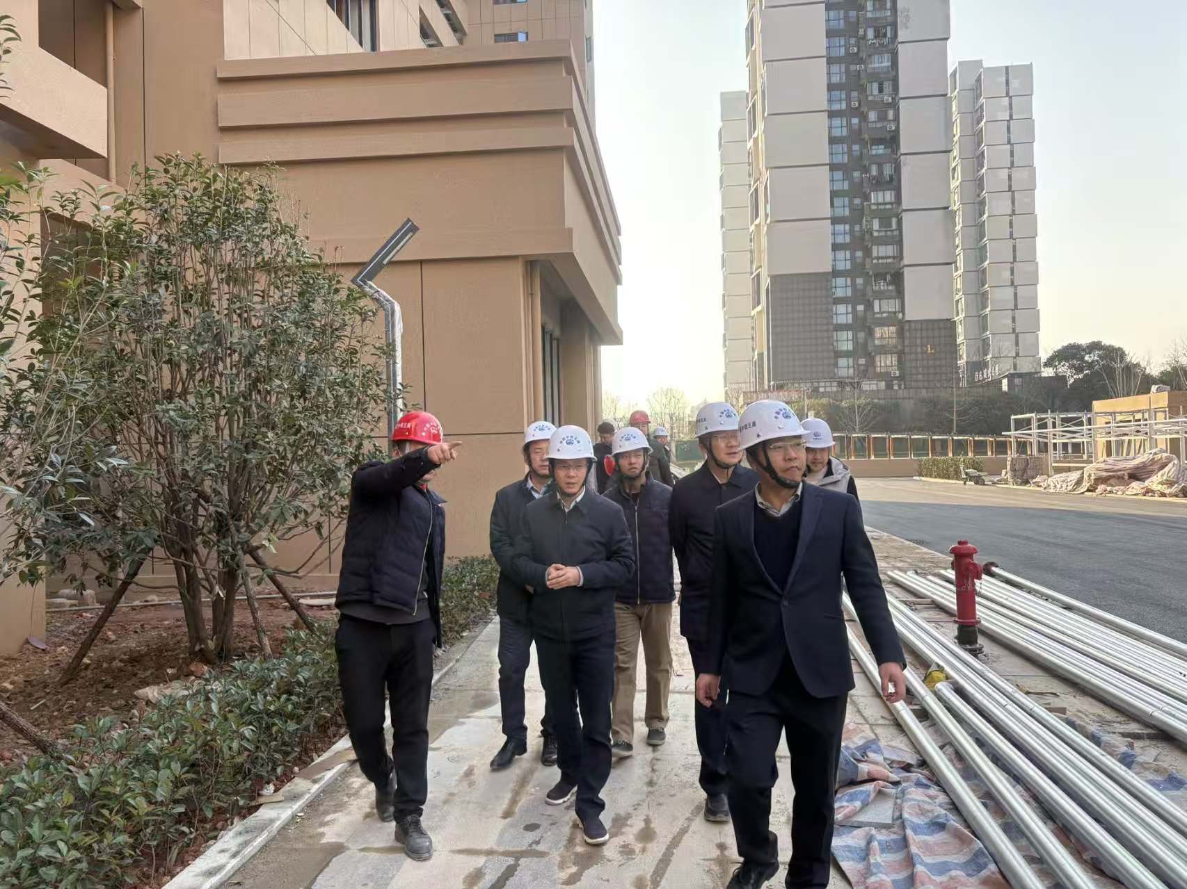 陈柏峰副校长带队深入一线查看在建项目推进情况