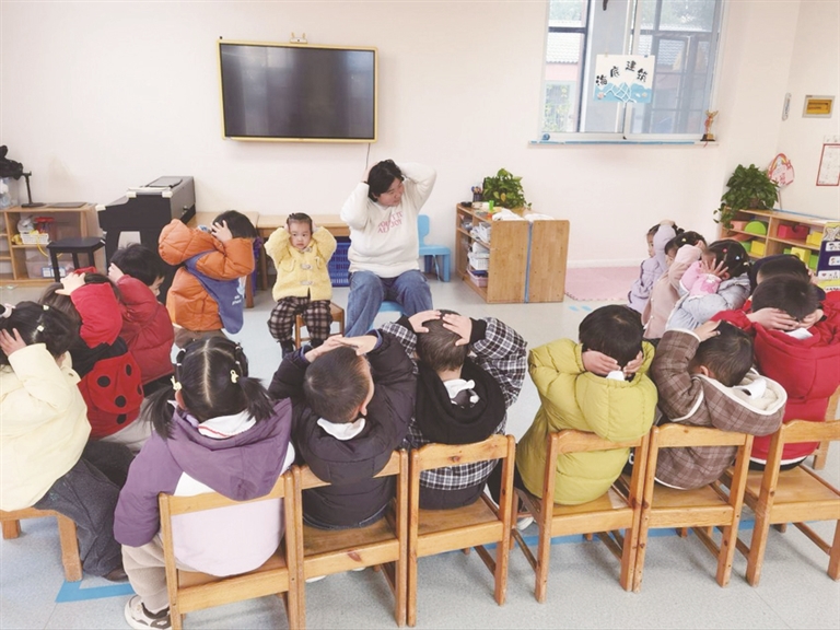 竹根滩镇中心幼儿园组织开展防震应急疏散演练