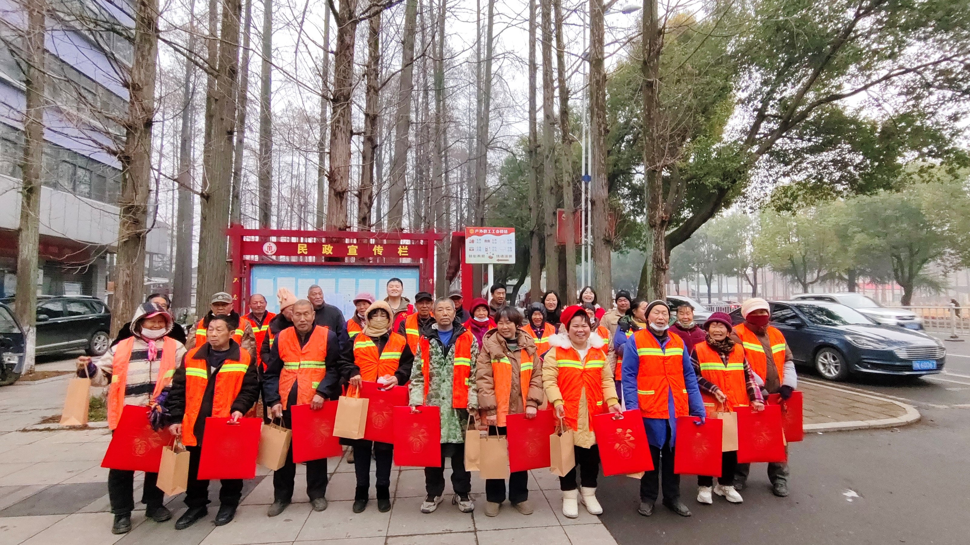 腊八粥香暖人心 工会关怀显温情