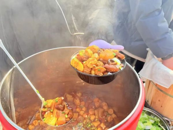 8 元管饱！荆门这对夫妻的“工地饭摊”太暖心