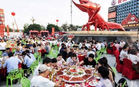 市自媒体协会举办潜江龙虾团年宴主题推荐会