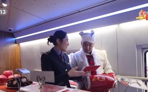 新春走基层 | 的哥朱自银：坚守车厢暖归途