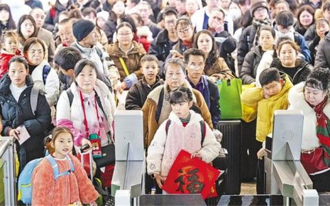 武汉三座火车站绘出春运“立体拼图”
