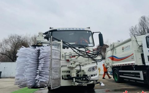 一体式车身“滴水不漏”，武汉新型环卫新能源车上路了