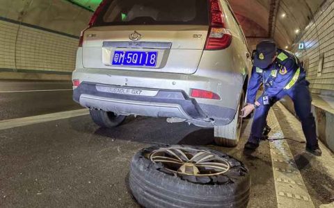 返乡吊车高速爆胎 他果断出手化险情