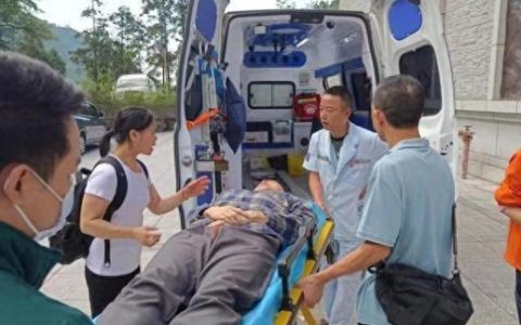 游客突发晕厥倒地 公园紧急救援显担当