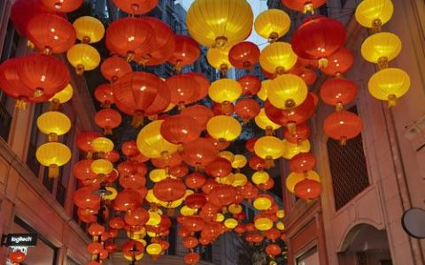 大红灯笼高高挂 殷台路上年味浓