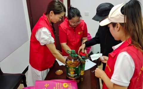 爱心企业助社区换“新装”