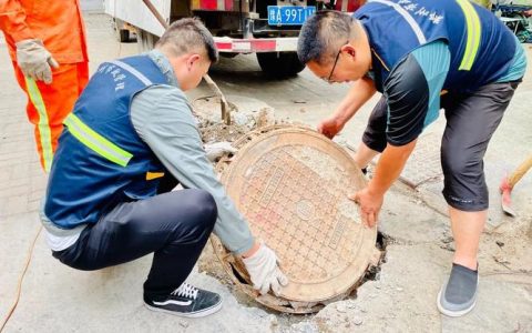 修缮破损井盖 守护塆台民生