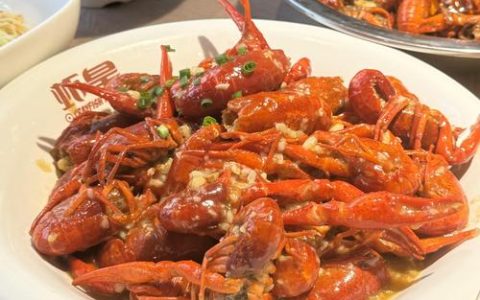 [荆楚网]社区请外卖小哥嗦潜江小龙虾 这顿特色团年饭暖心又暖胃