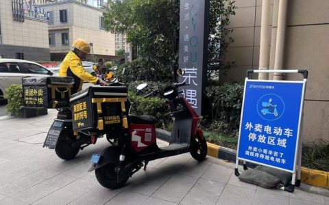 摩尔城划定新就业群体专用通道  骑手停车“有位”更“有序”